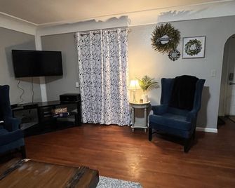 Furnished 1-Bed 1-Bath entire Apt in House - Private Entrance includes utilities - Minot - Living room