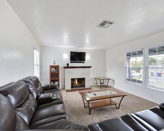 Nice Clean House. Also can be a 5 bedroom 3x bathroom - Whittier - Living room