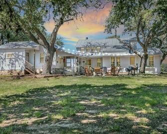 1/1 Loft | Queen Bed | Fire-pit | Pet Friendly w/ fee - Stonewall - Edificio