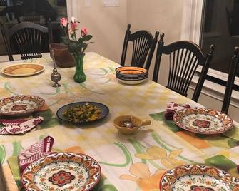 Lake views galore from balconies right on the lake and drought-proof deep water - Dawsonville - Eetruimte