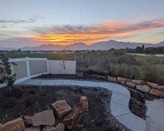Serene Riverton Studio / Mountain Views / Hot Tub / 22mi to SLC & Ski Resorts - Riverton