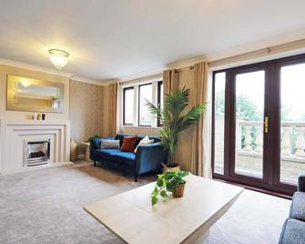 M1, M62, Free Parking, WiFi, 8 beds, Separate office - Dewsbury - Living room