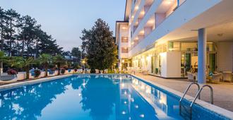 奧林比亞酒店 - 利加諾黃金沙灘 - 利尼亞諾薩比亞多羅 - 游泳池