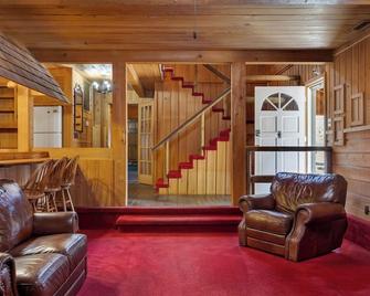 Cozy 3br Lake House Firepit Pier Pet-Friendly - Skippers - Living room