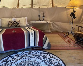 The Arrowhead Tipi Resort - Many Mountains - Nomadic Tipis on Lake Tawakoni - Wills Point - Bedroom