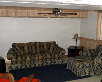 Spacious Lakefront Cabin Getaway on Family Campsite, Central Wisconsin - Wild Rose - Living room
