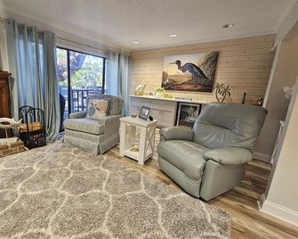 Little slice of heaven 2-bedroom condo in superb Georgetown with deck on lake - Georgetown - Sala de estar