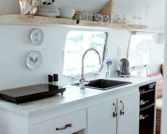 Awesome Caravan Rental with Grill and Fire Pit on Lake Bernard, Ontario - Sundridge - Cocina