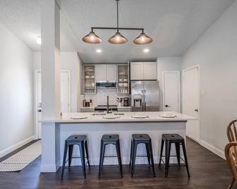 Family-Pet friendly home in DFW area. - Haltom City - Kitchen