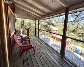 Romantic Cabin with Jetted Tub! Minutes to Branson Landing and 76 Strip - Hollister - Balcony