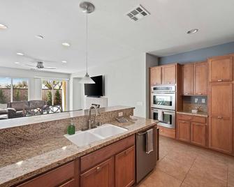 Walking distance to Coachella and Stagecoach with 4 bedrooms - Indio - Kitchen