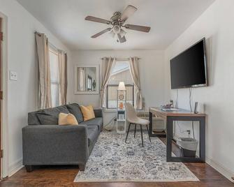 Blue Bungalow ~ Walking distance to Kyle Field! - College Station - Living room