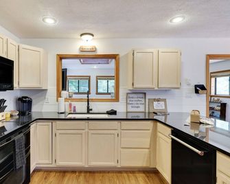Pocono Chalet- walking distance to Lake Wallenpaupack- 3 Full baths - Lakeville - Kitchen