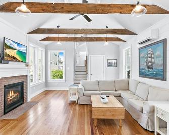 Oceanside 6 Bedroom and 4 Bath Home with pool! Sept. 14/15 weekend available! - Beach Haven - Huiskamer