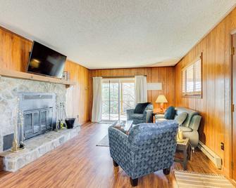 Birdwatching, Board Games and BBQs Cabin in Murphy! - Murphy - Living room