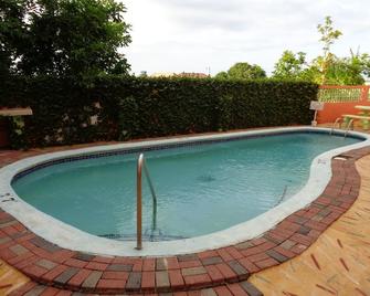 Tropical Court Hotel - Montego Bay - Pool