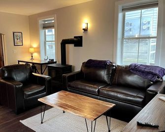 Purple Door Cottage in the heart of Middlebury! - Middlebury - Living room