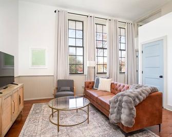 White Nest Retreat - Lux Updates - 5 Mins From Tys - Alcoa - Living room