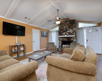 Columbus Cabin Wooded Retreat W Large Yard - Columbus - Living room