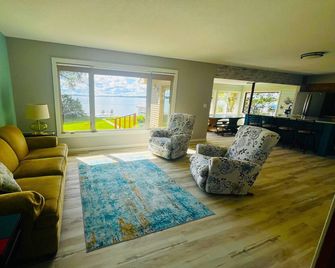 Charming 3-bedroom lake front house with WiFi, AC on marvelous West Battle Lake - Battle Lake - Living room
