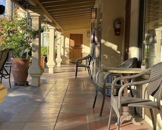 Room 5 in 1950 charming boutique hotel with kitchen by the pool in downtown PS - Palm Springs - Patio