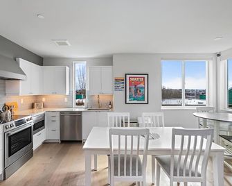 Back to The Future Sweet Suites - Seattle - Kitchen