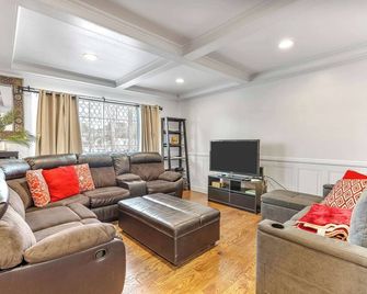 Fully Updated 3 Bdr Seaside Home Minutes - Seaside - Living room