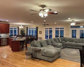 6000sf Luxury Home On Main Lake Cove Minutes Off I-85 - Bracey - Living room