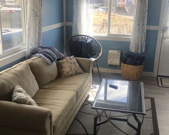 Water Front Cottage near Waterton (30 min) - Twin Butte - Living room