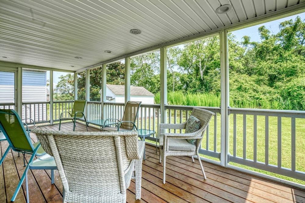 Homestead - Located on Main Street with outdoor shower! - Chincoteague - Balcony