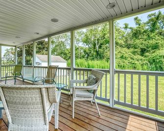 Homestead - Located on Main Street with outdoor shower! - Chincoteague - Balcony