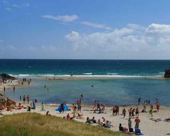 Comfortable house with enclosed garden, 4 people, 15 minutes walk from the beach - Nevez - Strand