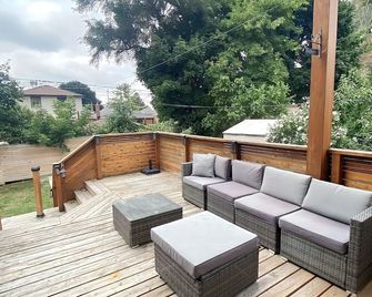 Boho-chic Spacious Basement Apartment - Toronto - Balcony