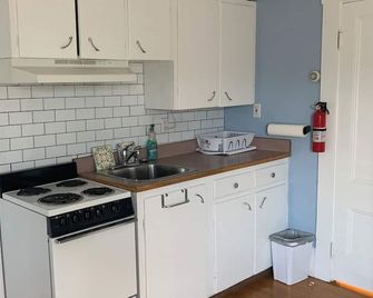 Charming downtown studio in lovely Sanford with AC and private bathroom - Sanford - Cocina