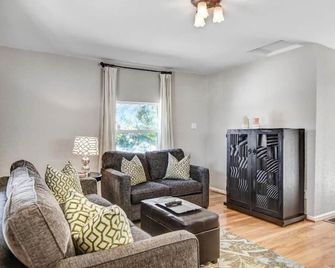 Cottage Petite - Napa - Living room