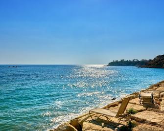 Villa Azura Sunrise by Ezoria Villas - Coral Bay - Beach