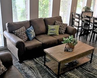 Spacious Large Family Lake Home For Rent - Eldon - Sala de estar
