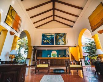 Coconut Grove Beach Resort - Betalbatim - Sala de estar