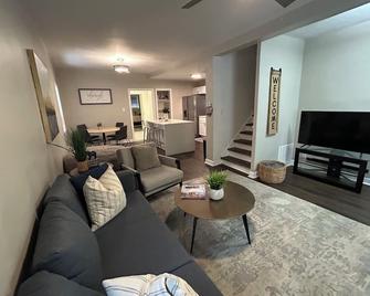 Spacious 4-bedroom house in Historic neighborhood, Pendleton Heights, WiFi - Kansas City - Living room