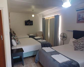 Cura Lodge - Bloemfontein - Bedroom