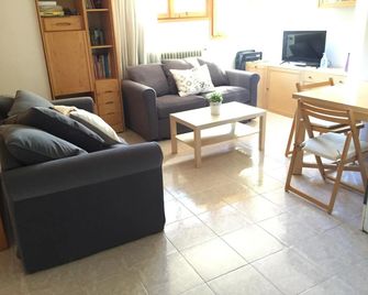 Atico en Biescas con Piscina, Tenis y Barbacoa - Biescas - Huiskamer