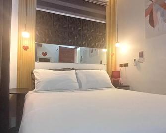 Bmf Homestay Jacuzzi - Tacloban City - Bedroom