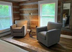 Bourb Inn - Waddy - Living room