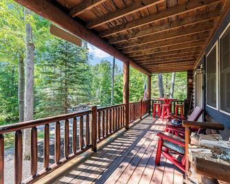 Lured Away\n3-bedroom cabin in delightful Oakland with AC, WiFi - McHenry - Balcón