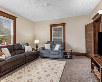 Historic 4 Br Near Fulton St - Grand Rapids - Living room