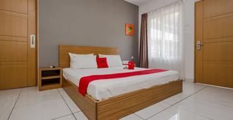 RedDoorz near Ahmad Yani Airport - Semarang - Bedroom