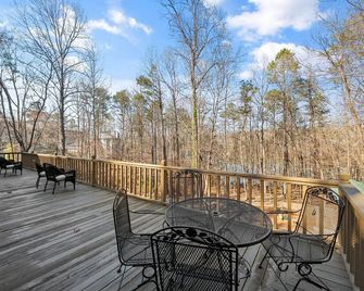 Log Cabin with Big Deck Energy on Lake Lanier, fire pit and lake access - Gainesville - Balcony