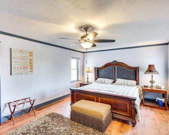 Charming Farmington Home about 16 Mi to Aztec Ruins! - Farmington - Bedroom