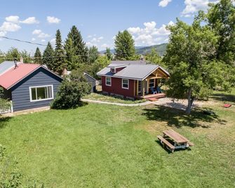 Downtown Cozy Red Cabin - Victor - Budova