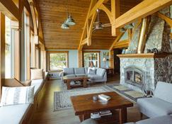 Explore the Outer Shores in a Private Lodge - Bamfield - Living room